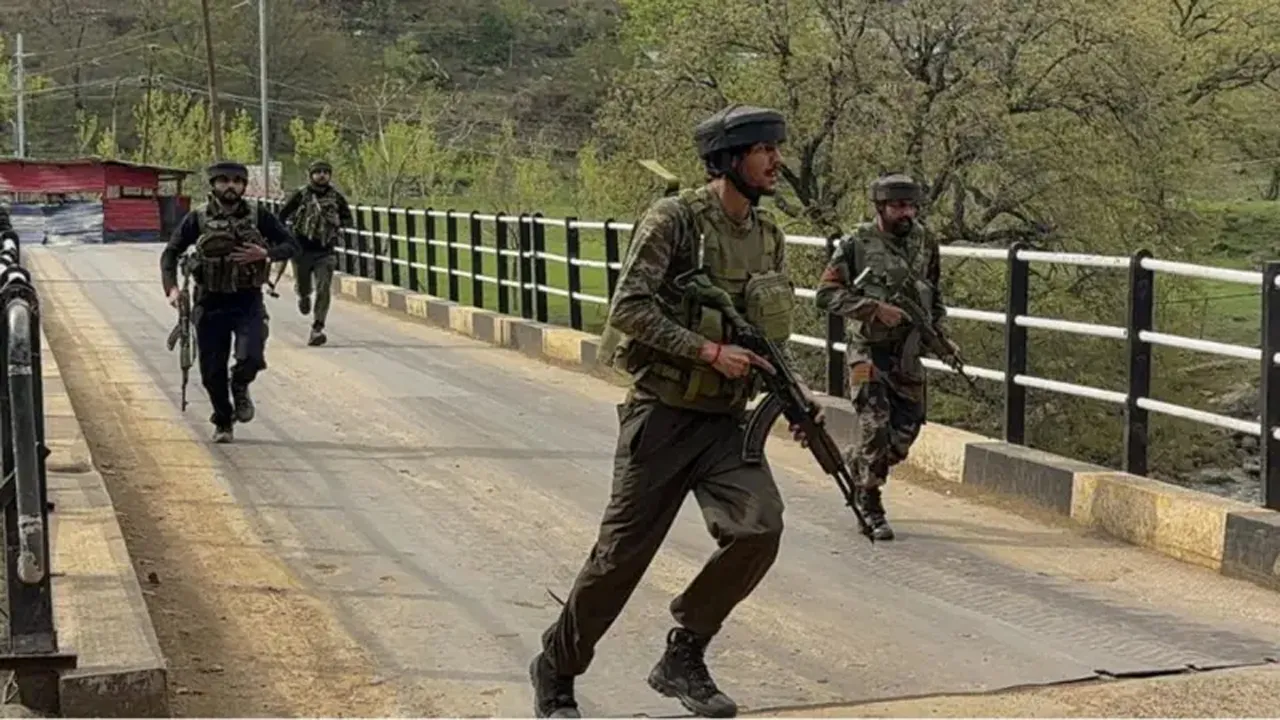 কাশ্মিরে পর্যটকদের ওপর গুলি : নিহত ৫