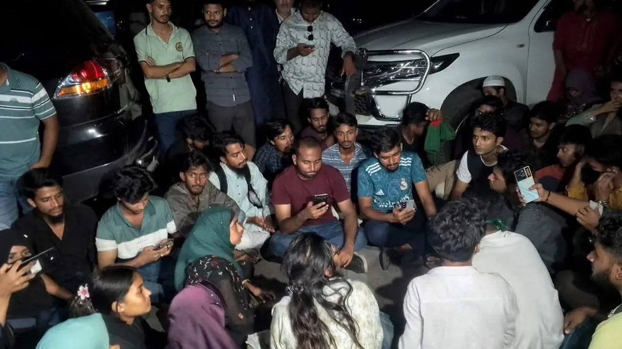 বরিশাল কোতোয়ালি মডেল থানায় ছাত্র-জনতার অবস্থান ধর্মঘট