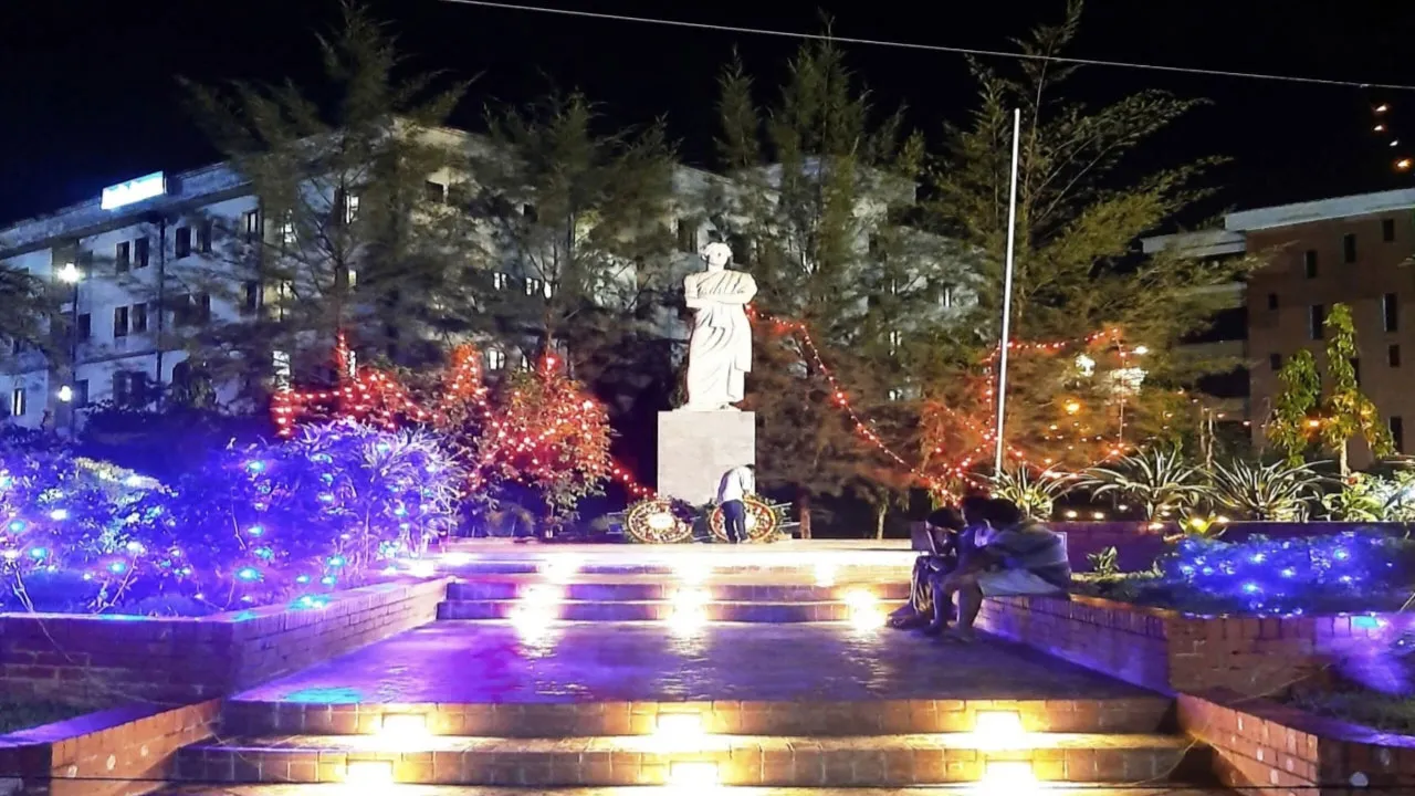 ২ দশক পর জেগে উঠল কবির ছায়া, আধুনিক রূপে নজরুলের ভাস্কর্য