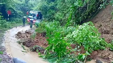 পাহাড় ধস, বাঘাইছড়ির সাথে খাগড়াছড়ির সড়ক যোগাযোগ বন্ধ