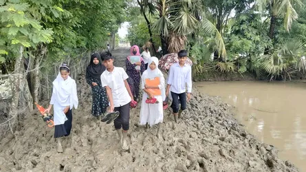 কাদা ও ভাঙা সাঁকো পেরিয়ে স্কুলে যেতে হয় খাজুরার শিক্ষার্থীদের