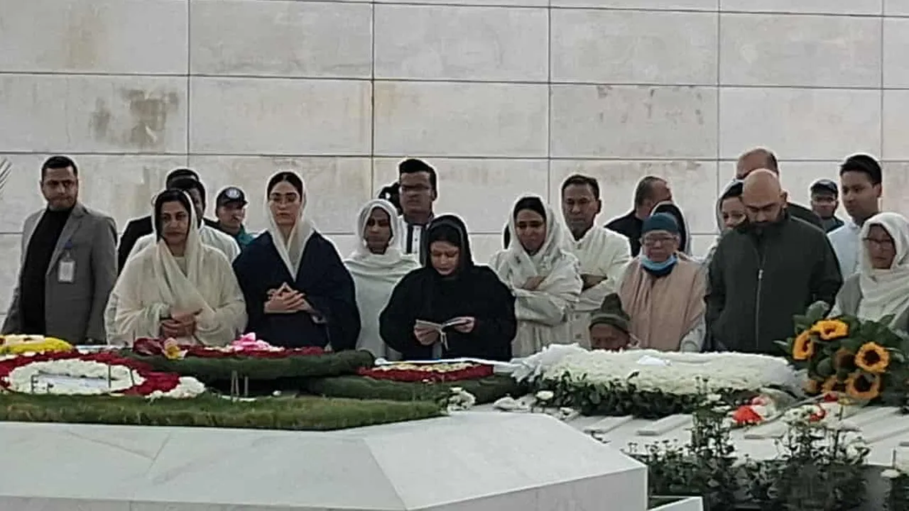 খালেদা জিয়ার কবর জিয়ারত করলেন ৩ নাতনিসহ পরিবারের সদস্যরা