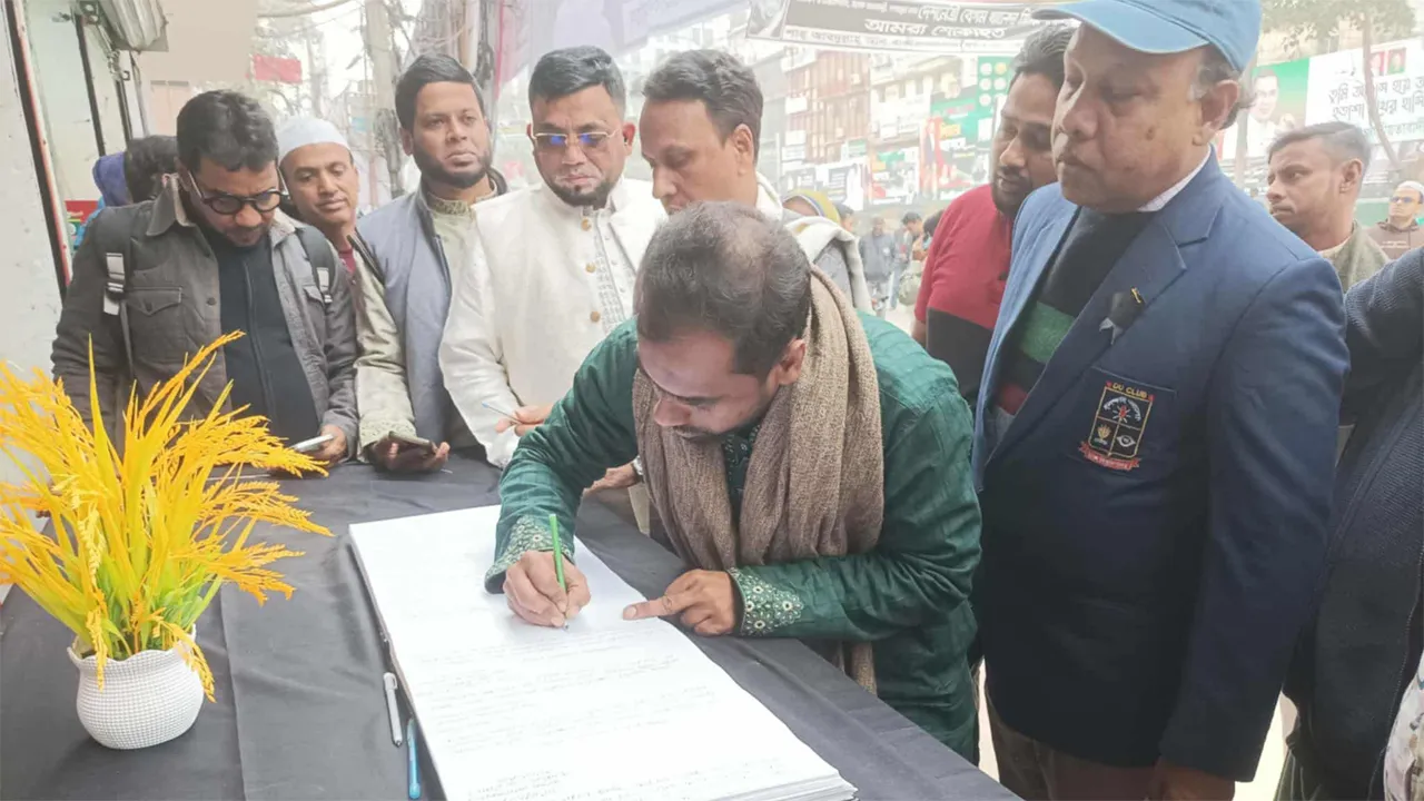 নয়াপল্টনে খালেদা জিয়ার শোক বইয়ে আবেগ জানাচ্ছেন সাধারণ মানুষ