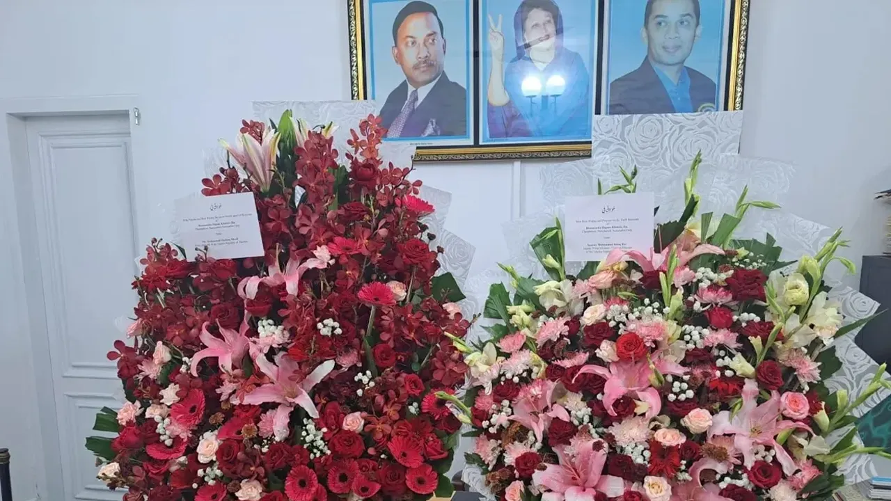 খালেদা জিয়ার সুস্থতা কামনা করে ফুল পাঠিয়েছেন পাকিস্তানের প্রধানমন্ত্রী