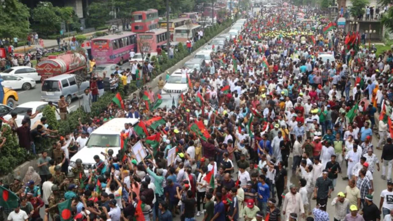 পথে পথে আবেগাপ্লুত নেতা-কর্মীদের শুভেচ্ছায় সিক্ত হলেন খালেদা জিয়া