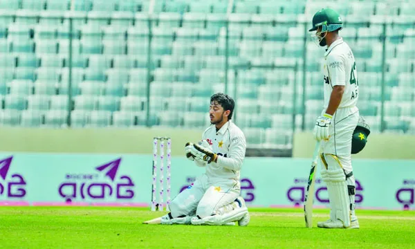 আজান আওয়াইসের অভিষেক সেঞ্চুরি