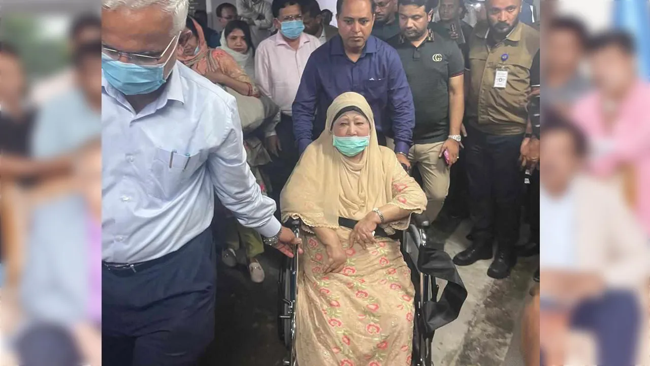 এভারকেয়ারে পৌঁছেছেন খালেদা জিয়া