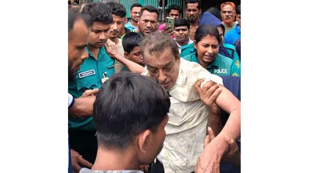 গণহত্যা মামলার আসামি আ’লীগ নেতাকে গণধোলাই