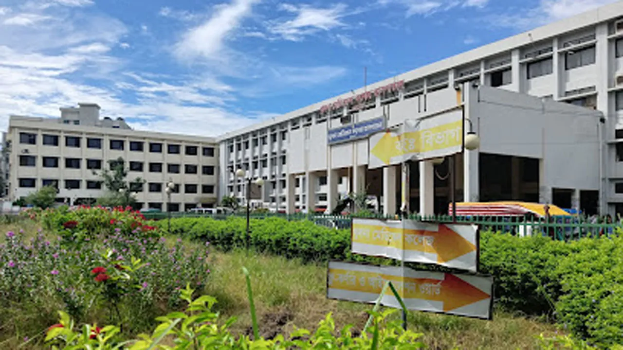 খুমেক হাসপাতালে নিউমোনিয়ায় শিশুর মৃত্যু, অবহেলার অভিযোগ স্বজনদের