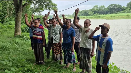 কটিয়াদী-মনোহরদীর ব্রহ্মপুত্র নদে চলছে অবৈধভাবে বালু উত্তোলন, হুমকিতে বাসিন্দারা