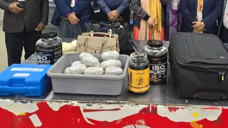 শাহজালালে বিদেশী যাত্রীর ব্যাগ থেকে ১৩০ কোটি টাকার কোকেন জব্দ