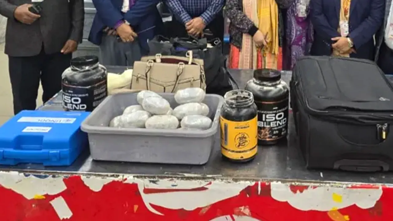 শাহজালালে বিদেশী যাত্রীর ব্যাগ থেকে ১৩০ কোটি টাকার কোকেন জব্দ