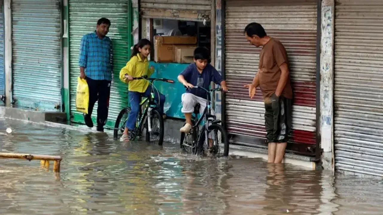 আকস্মিক বন্যায় জম্মু-কাশ্মিরে ২৫ জনের মৃত্যু, সতর্কতা জারি