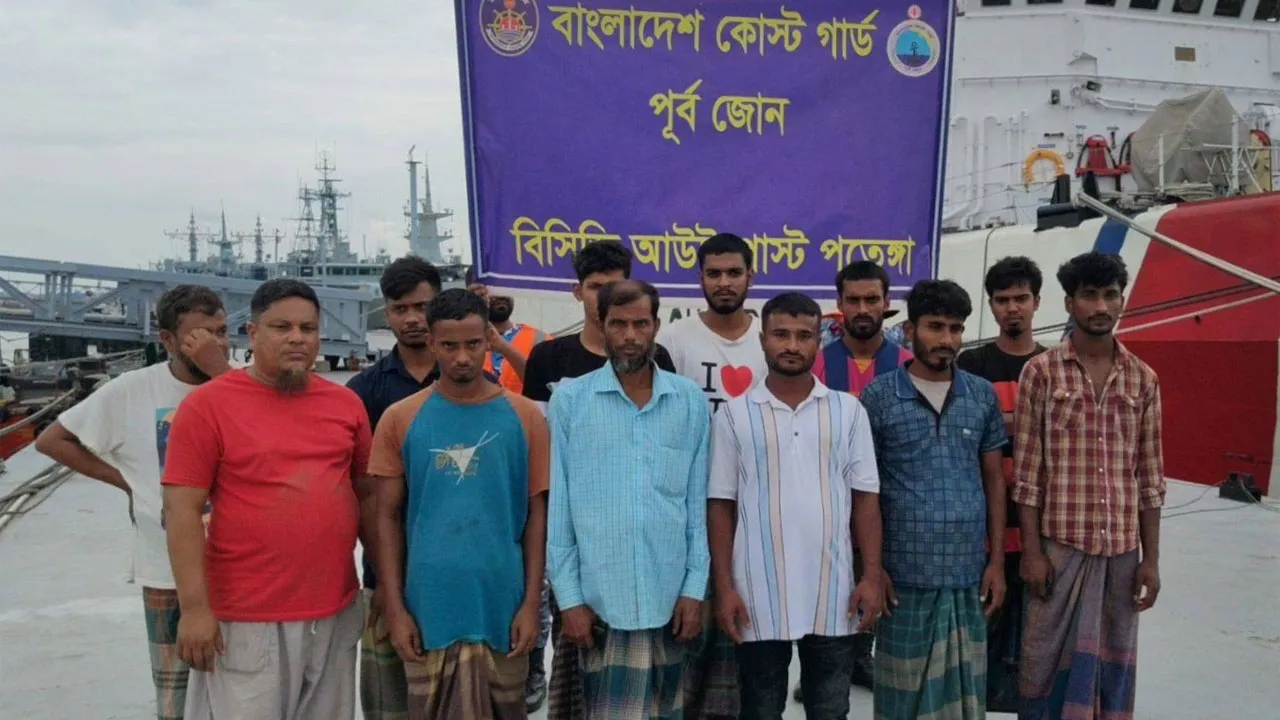 কর্ণফুলীতে জাহাজডুবির ঘটনায় ক্রুদের পাশে কোস্টগার্ড