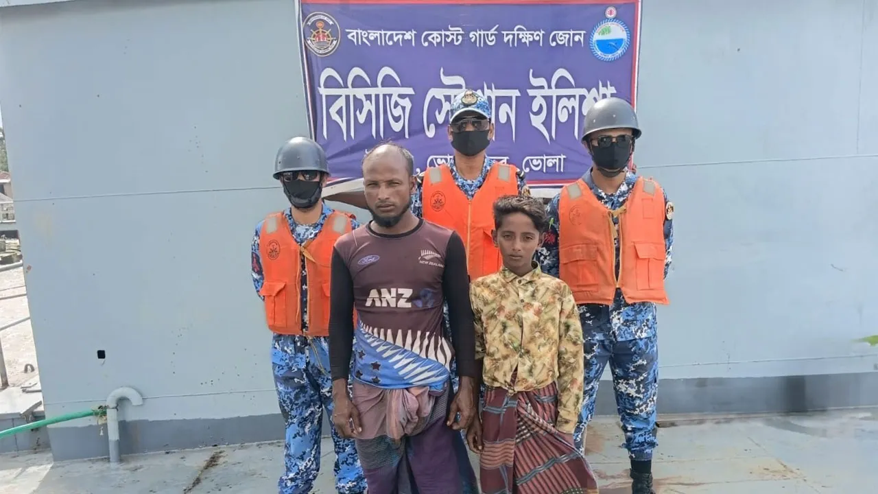 ইলিশায় নৌকাডুবিতে নিখোঁজ ২ জেলেকে জীবিত উদ্ধার করল কোস্ট গার্ড