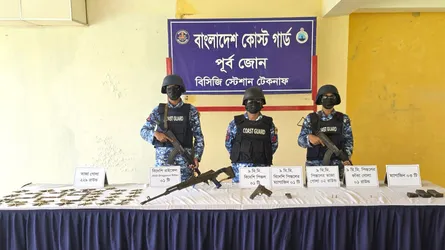 টেকনাফে কোস্ট গার্ডের বিশেষ অভিযানে বিপুল পরিমাণ তাজা গোলা উদ্ধার