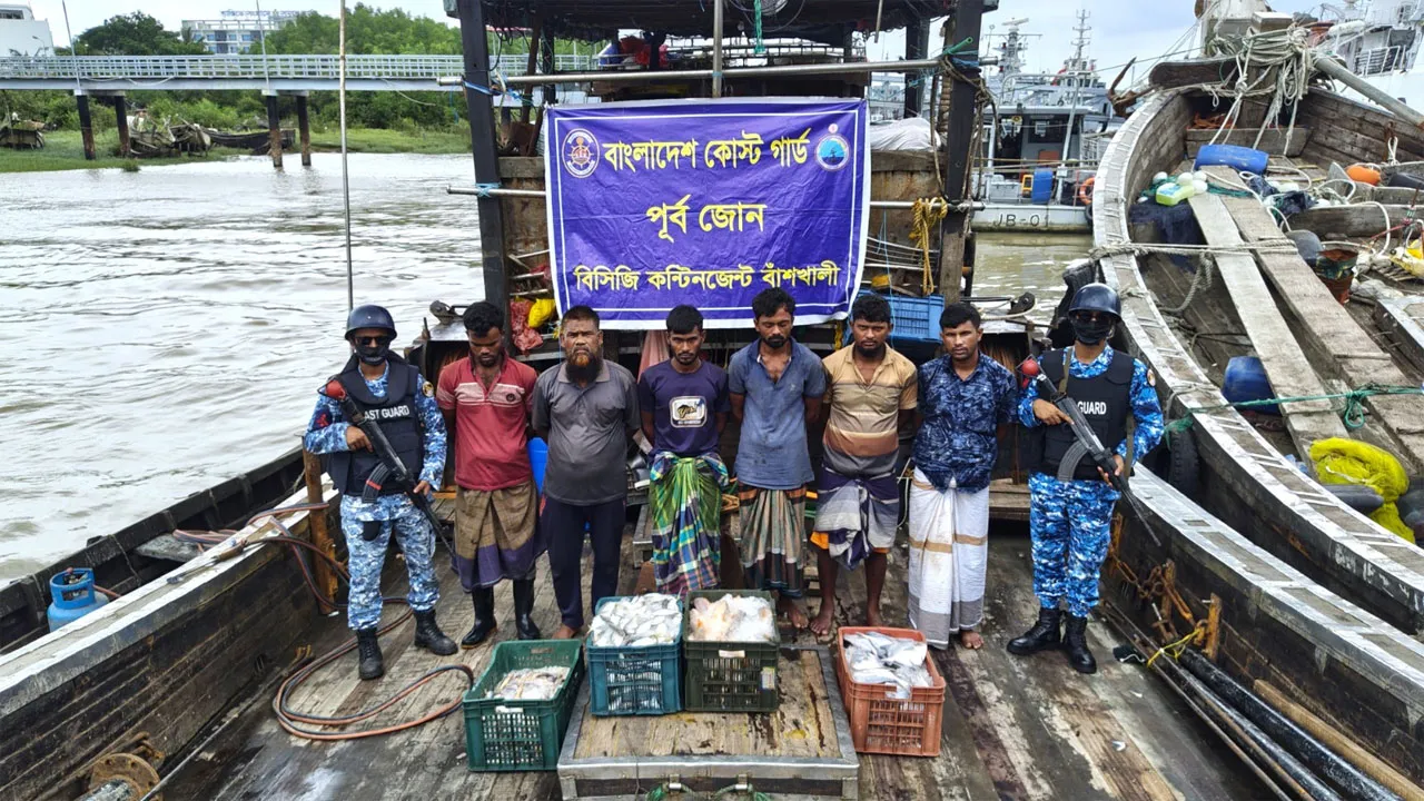 চট্টগ্রামে বোট, ট্রলিং জাল ও সামুদ্রিক মাছ জব্দসহ আটক ৬
