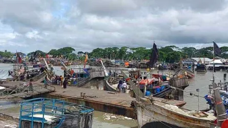 বৈরী আবহাওয়ায় ইলিশ শূন্য ট্রলার নিয়ে ঘাটে ফিরছেন জেলেরা