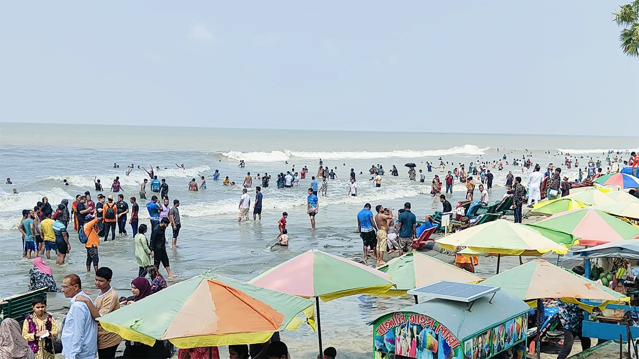 ঈদুল আজহার চতুর্থ দিনে পর্যটকদের পদচারণায় মুখর কুয়াকাটা