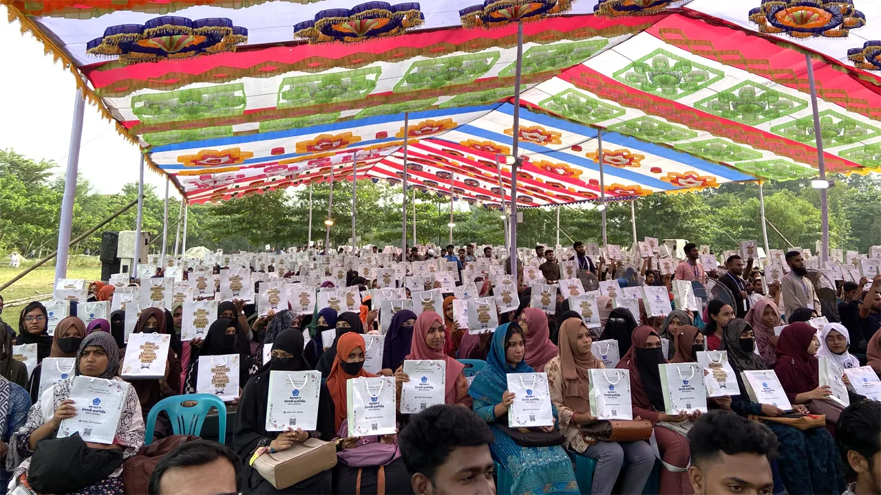ববিতে ২ হাজার শিক্ষার্থীর মাঝে কোরআন বিতরণ করল ছাত্রশিবির