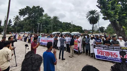 কুষ্টিয়া সিভিল সার্জন অফিসের নিয়োগ পরীক্ষায় এডিসির সম্পৃক্ততার প্রতিবাদে বিক্ষোভ