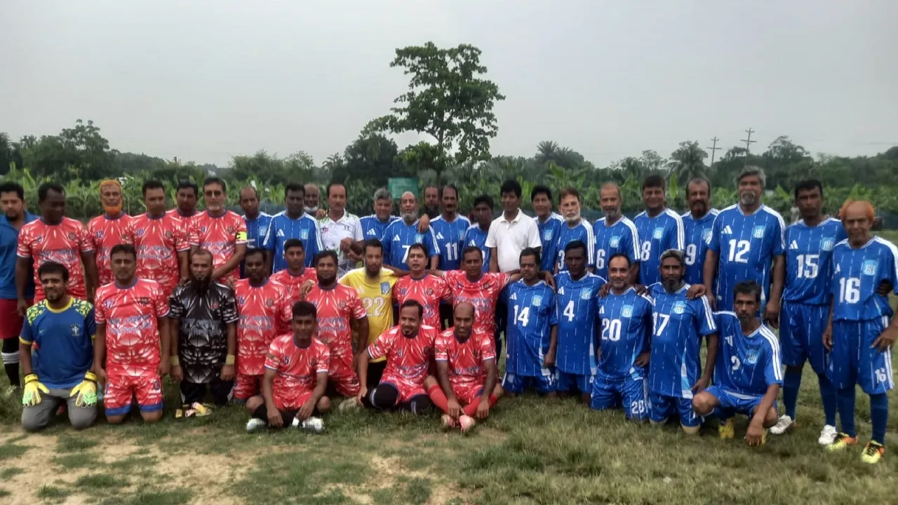 কুষ্টিয়ার পোড়াদহে সোনালী অতীতের প্রীতি ফুটবল ম্যাচ