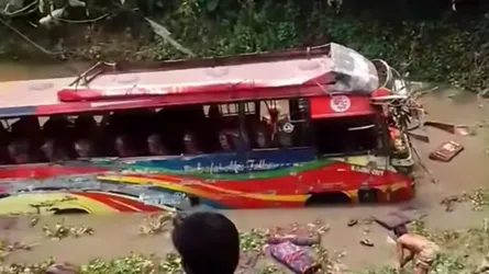 কুষ্টিয়ায় বাস-ট্রাকের মুখোমুখি সংঘর্ষে নিহত ৩