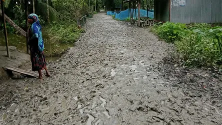 লালমোহনে কাঁচা সড়কে যাতায়াতে সীমাহীন দুর্ভোগ