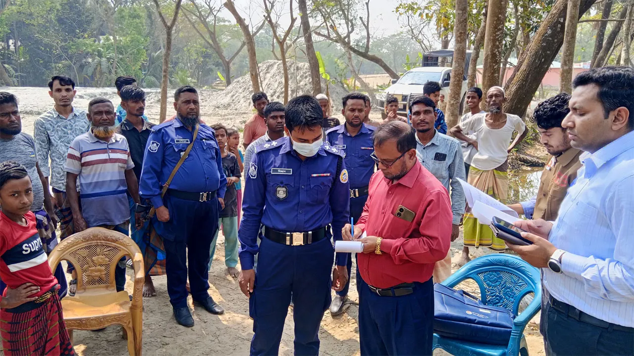 লালমোহনে অবৈধভাবে বালু উত্তোলনের দায়ে ভ্রাম্যমাণ আদালতের জরিমানা