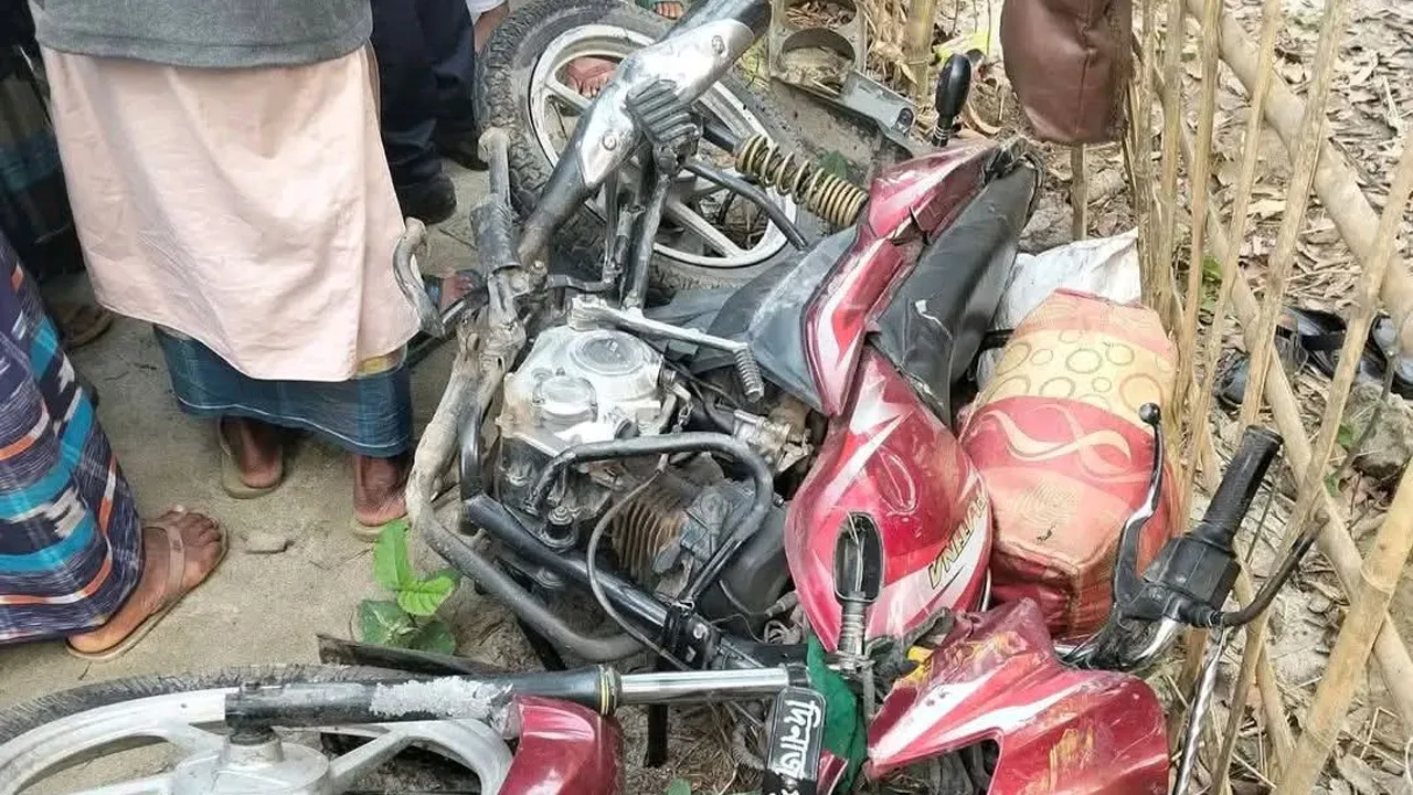 ঈদে বা‌ড়ি ফেরার প‌থে প্রাণ গেল মা-বাবা ও ছে‌লের