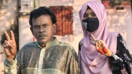 লালপুরে এইচএসসিতেও একসাথে পাশ করলেন বাবা-মেয়ে