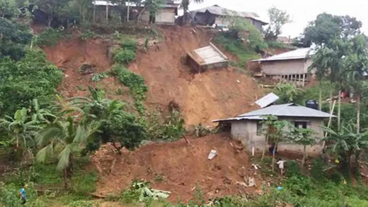 ভারী বর্ষণে পাহাড় ধসের আশঙ্কা