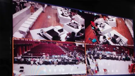 এলইডি স্ক্রিনে দেখানো হচ্ছে রাকসুর ভোট গণনা