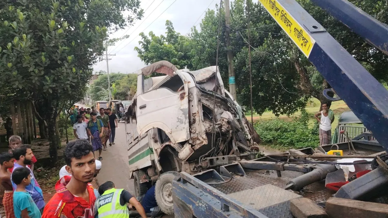 গাজীপুরে বৈদ্যুতিক খুঁটির সাথে লেগুনার ধাক্কা, নারী নিহত