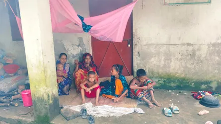 সুদের টাকা না দেয়ায় ঘরে তালা : খোলা বারান্দায় শিশুদের নিয়ে মানবেতর জীবন