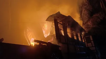 লৌহজংয়ে বসতবাড়িতে আগুন : ফায়ার সার্ভিসের প্রচেষ্টায় নির্বাপণ