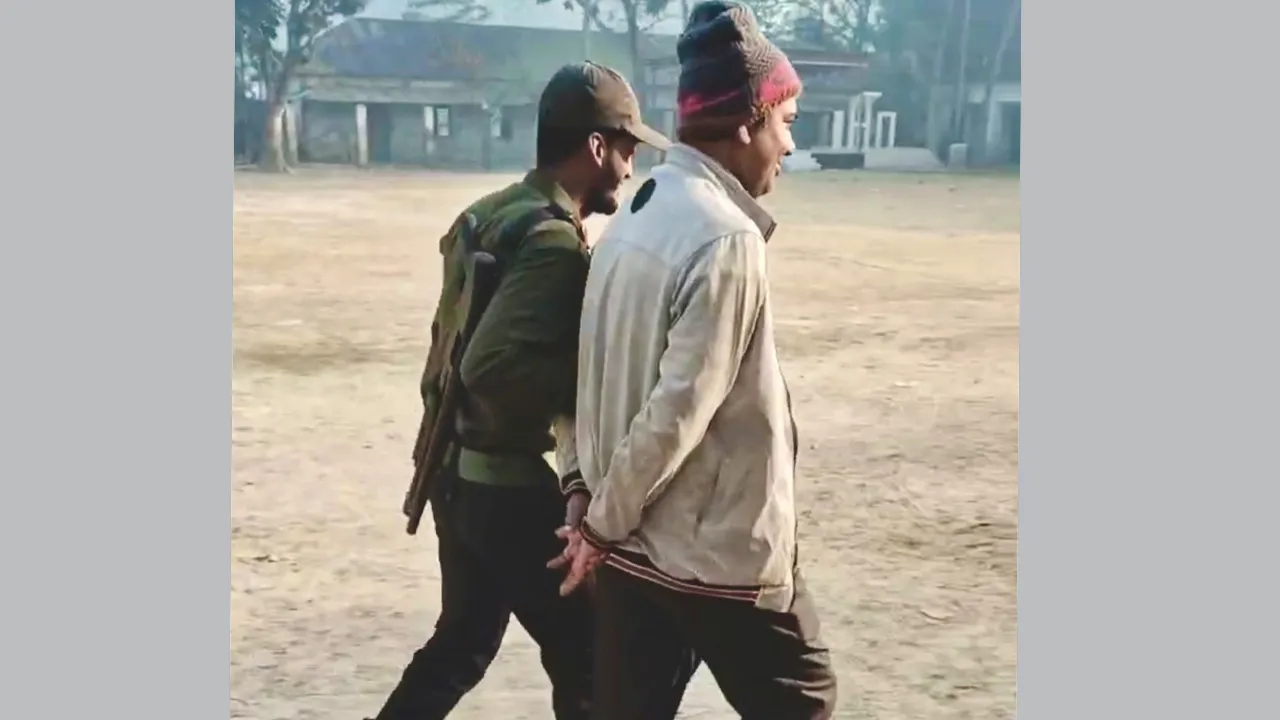 ঘিওরে ভোটকক্ষে ছবি তোলায় যুবক আটক