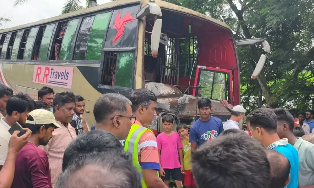 নাটোরে ভটভটির সাথে বাসের সংঘর্ষে নিহত ৩