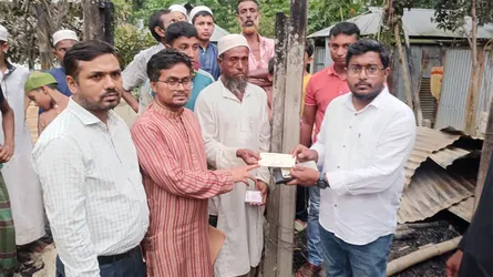 মাদারগঞ্জে অগ্নিকাণ্ডে ক্ষতিগ্রস্ত পরিবারের পাশে উপজেলা প্রশাসন