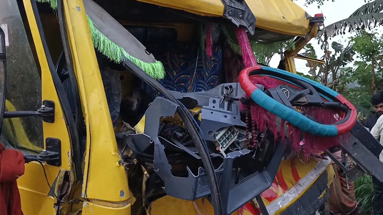 মাদারীপুরে বাস-ট্রাকের মুখোমুখি সংঘর্ষে আহত ১৫