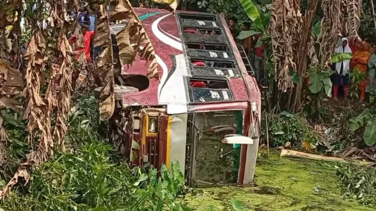 মাদারীপুরে নিয়ন্ত্রণ হারিয়ে পুকুরে বাস, নারী নিহত