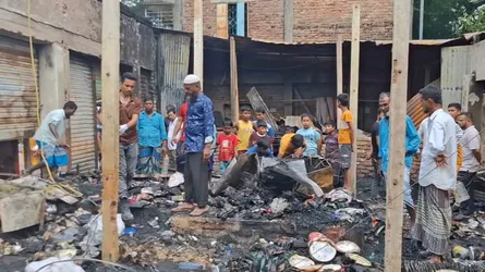 মাদারীপুরে ৮ ব্যবসা-প্রতিষ্ঠান আগুনে পুড়ে ছাই
