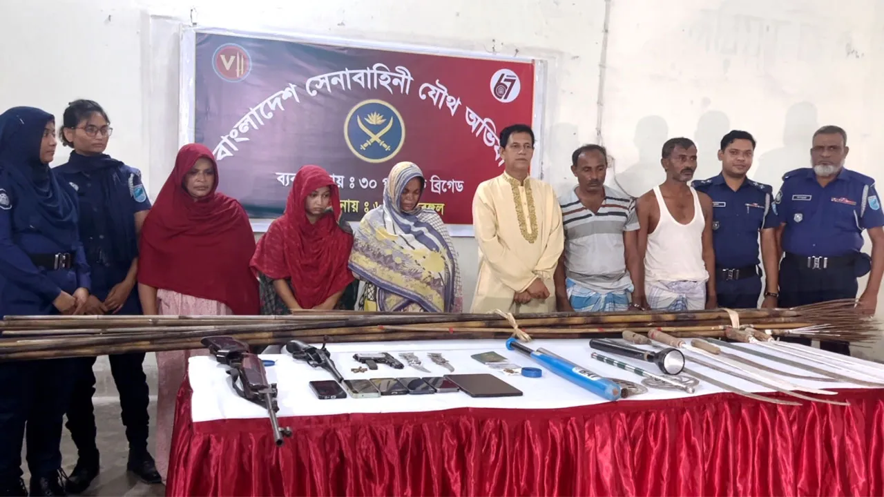 মাদারীপুরে দেশী-বিদেশী অস্ত্র উদ্ধার, নারীসহ আটক ৬
