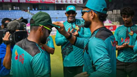 ঘুরে দাঁড়াতে ঘরে মাঠে নেমেছে বাংলাদেশ, মাহিদুলের অভিষেক