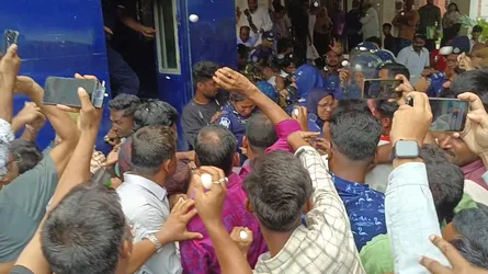 মানিকগঞ্জ আদালতে মমতাজকে ডিম নিক্ষেপ