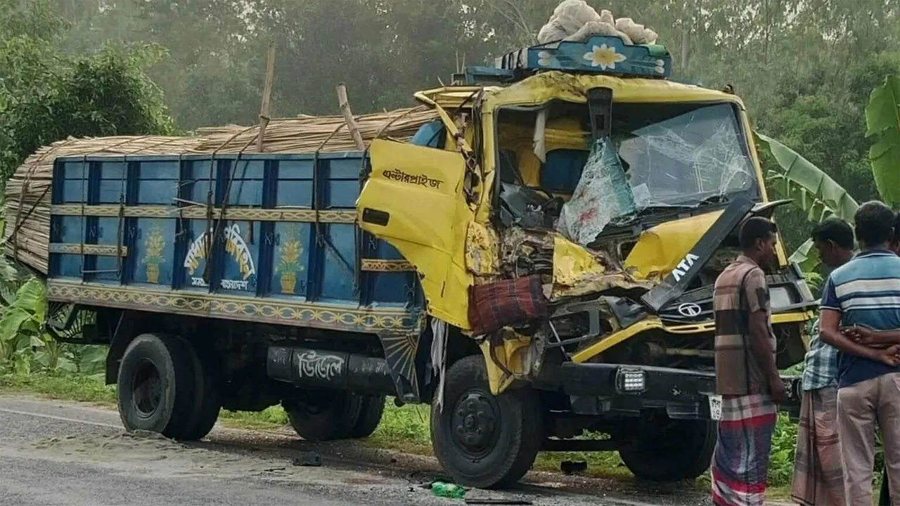 মান্দায় দুই ট্রাকের সংঘর্ষে চালক নিহত