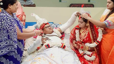 ‘লগ্নভ্রষ্ট’ হওয়ার ভয়ে হাসপাতালের বেডেই বিয়ে!
