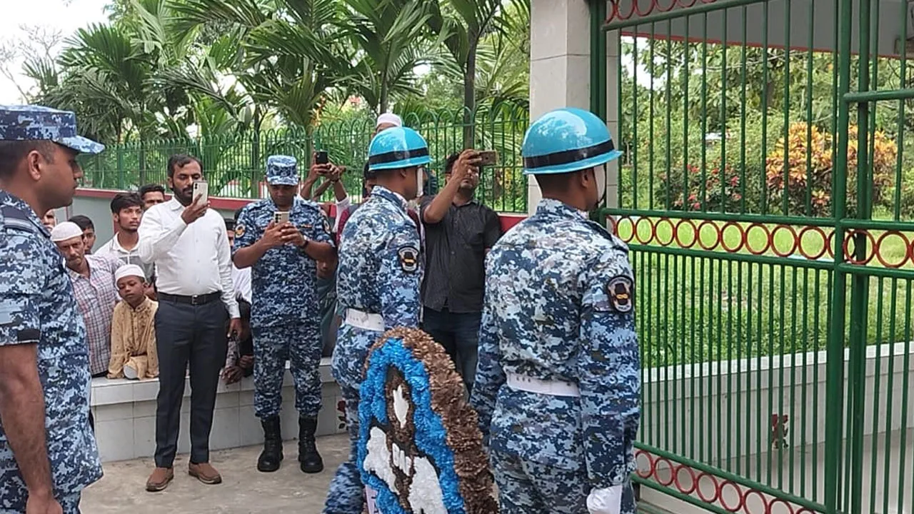 মাইলস্টোন ট্র্যাজেডি : শিক্ষিকা মাসুকার কবরে বিমান বাহিনীর শ্রদ্ধা