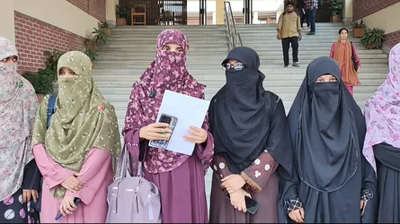 ছাত্রীদের নিরাপত্তা নিশ্চিতসহ ১২ দফা দাবিতে হাবিপ্রবি ছাত্রীসংস্থার স্মারকলিপি