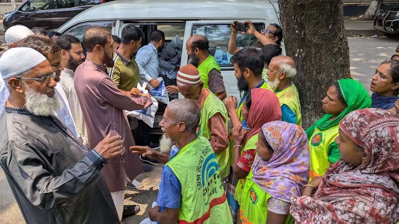 ডিএনসিসির কর্মীদের মাঝে নিজ হাতে আম তুলে দিলেন মেয়র পদপ্রার্থী সেলিম উদ্দিন